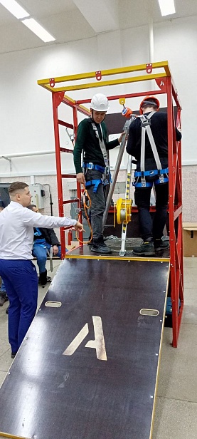 г. Новый Уренгой, ЧПОУ "Газпром техникум" используют "Альпинист 2.0" для отработки навыков на высоте.