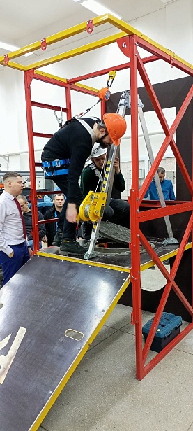 г. Новый Уренгой, ЧПОУ "Газпром техникум" используют "Альпинист 2.0" для отработки навыков на высоте.