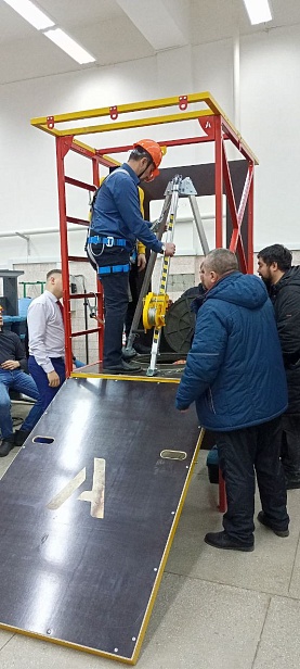 г. Новый Уренгой, ЧПОУ "Газпром техникум" используют "Альпинист 2.0" для отработки навыков на высоте.